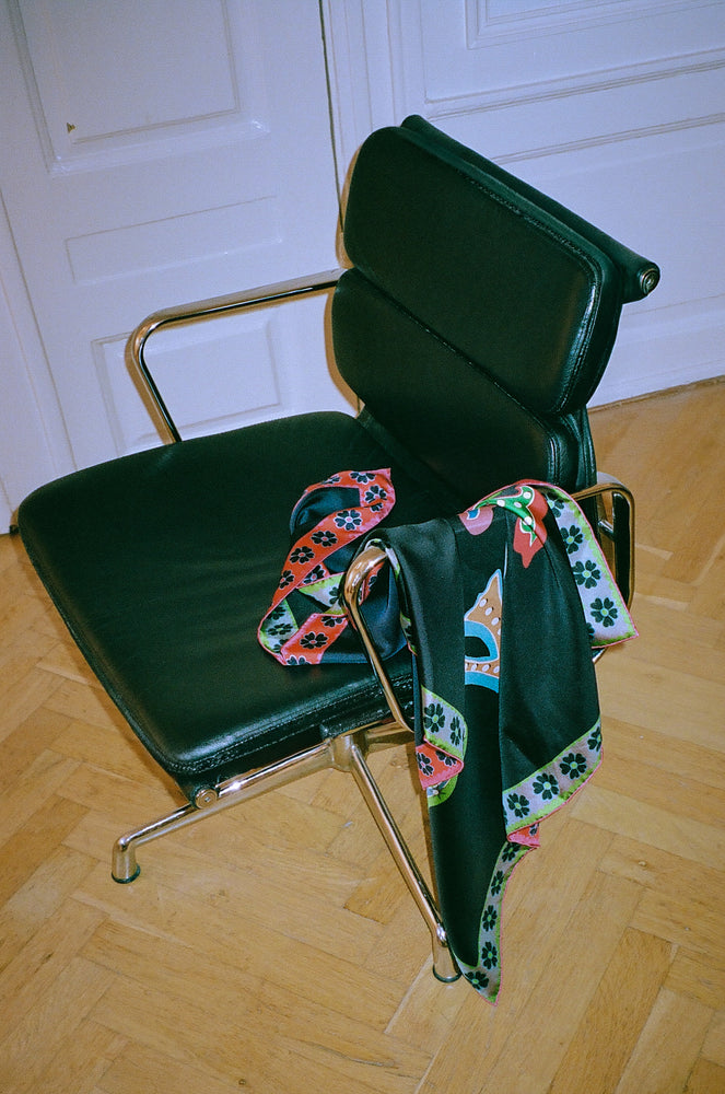 Scarf / SS010 Time to love scarf 90x90 - Black/Navy