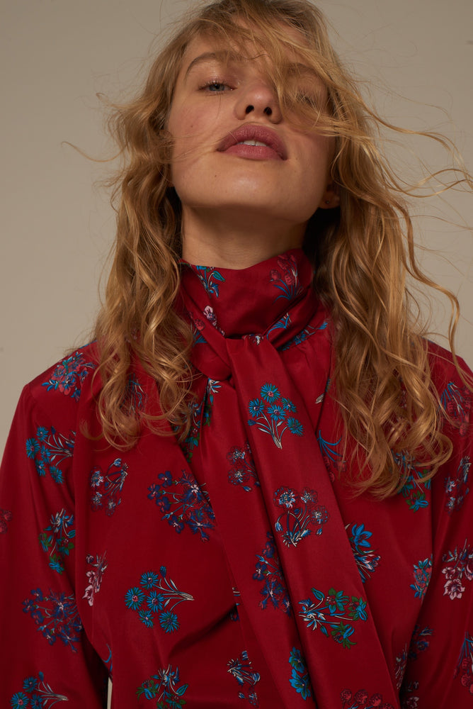 
                
                    Load image into Gallery viewer, 2015 Pussybow blouse Sanna flower Red
                
            
